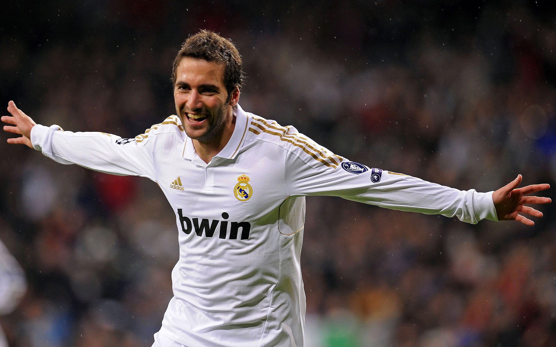 最受关注：王强表现抢眼，荣获本场最佳球员称号！，足球运动员王强