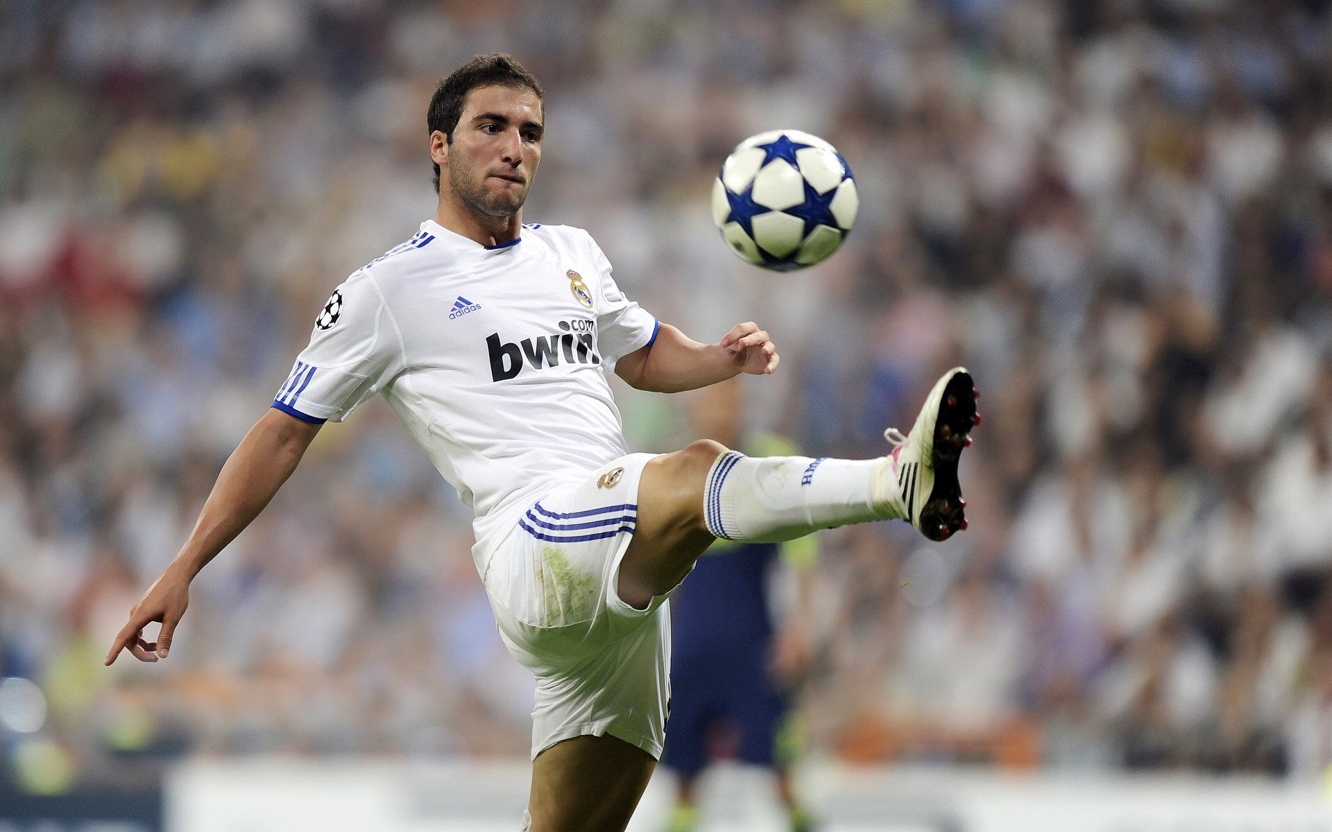 赛场上球员们拼尽全力，呈现出极具观赏性的比赛，球员在赛场上挥洒的青春的汗水